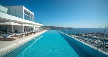 Erwachsenenhotel in Spanien mit Rooftop Infinity Pool und Meerblick auf Hafen