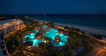Beleuchtetes All-Inclusive-Resort nur für Erwachsene mit mehreren Pools bei Nacht