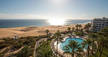 Adults Only Resort auf Gran Canaria mit Pool und Dünenlandschaft im Hintergrund