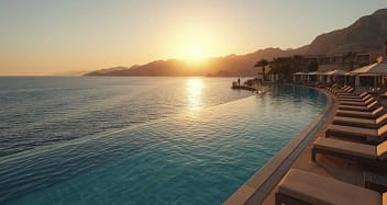 Luxuriöses Erwachsenenhotel mit Infinity-Pool und Meerblick bei Sonnenuntergang