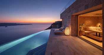 Luxuriöse Erwachsenenhotel Suite mit Infinity Pool und Meerblick in Spanien bei Sonnenuntergang