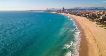 Barceloneta Strand in Barcelona mit türkisblauem Meer und Skyline