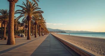Promenade am Barceloneta Strand mit Palmen und Meerblick