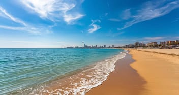 Bogatell Beach Barcelona mit türkisblauem Meer und Skyline