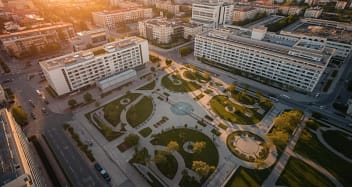 Drohnenaufnahme vom Stadtzentrum Burgas nahe Bulgarien Sonnenstrand