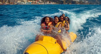 Wassersport am Bulgarien Sonnenstrand mit Banana Boat auf dem Schwarzen Meer