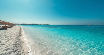 Hurghada Strand mit türkisblauem Wasser und Booten im Roten Meer 2026