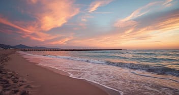 Mar Bella Strand Barcelona bei Sonnenuntergang mit Mittelmeer