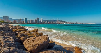 Mar Bella Strand Barcelona mit klarem Wasser und Skyline