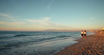 Nova Icaria Beach Barcelona bei Sonnenuntergang mit ruhigem Meer
