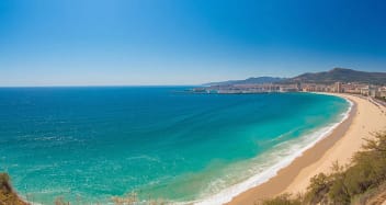 Sant Sebastià Strand Barcelona mit weitem Sandstrand und klarem Wasser