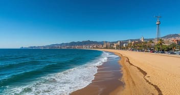 Sant Sebastià Strand Barcelona mit Seilbahnturm und Skyline