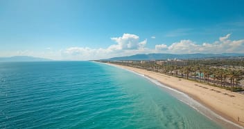 Sonniges Türkei Wetter an der türkischen Riviera Türkei Wetter an der türkischen Riviera mit sonnigem Strand und türkisblauem Mittelmeer