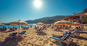 Sommerlicher Strandurlaub bei warmem Türkei-Wetter Sommerliches Türkei Wetter mit Strandurlaub und Sonnenschein an der Mittelmeerküste