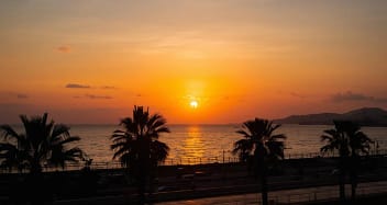 Sonnenuntergang und warmes Abendklima in der Türkei Wärmerer Sonnenuntergang am Meer in der Türkei bei mildem Abendwetter