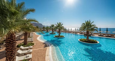 All Inclusive Resort mit großer Poollandschaft und Palmen am Mittelmeer