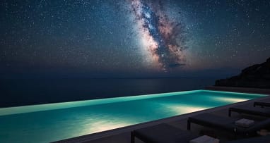 Luxus All Inclusive Resort mit Infinity Pool bei Nacht und Sternenhimmel