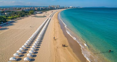 Sonnenstrand Bulgarien mit Hotels und Liegenreihen – günstiger All Inclusive Urlaub