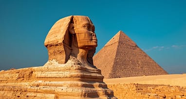 Sphinx von Gizeh – Legendäre Ägypten Sehenswürdigkeit Sphinx von Gizeh mit Pyramide im Hintergrund als berühmte Ägypten Sehenswürdigkeit