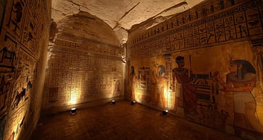 Grabkammer im Tal der Könige – Ägyptens antike Kunst Altägyptische Wandmalerei im Tal der Könige als berühmte Ägypten Sehenswürdigkeit