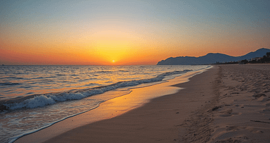 Strand an der Türkischen Riviera bei Sonnenuntergang – Türkei Urlaub 2026