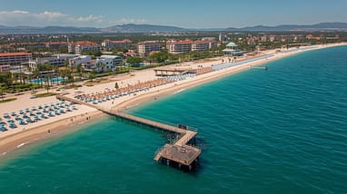 Luftaufnahme von Belek mit Resortanlage, Sandstrand und Steg im türkisblauen Mittelmeer