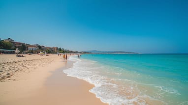Belebter Sandstrand in Belek mit Familien und türkisblauem Meer – Sommerurlaub an der türkischen Riviera