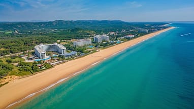 Bulgarien Urlaub am Goldstrand mit Hotelanlagen und türkisblauem Meer