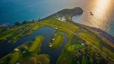 Golfplatz in Belek direkt an der Mittelmeerküste bei Sonnenuntergang – Golfurlaub in Belek Türkei