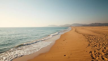 Naturbelassener Oststrand in Side mit weitem Sandstrand, ruhigem Meer und wenig Bebauung an der türkischen Riviera