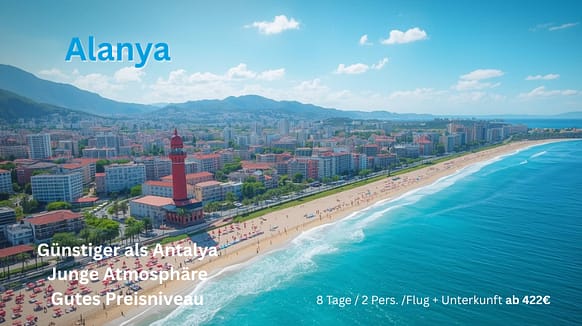 Küstenpanorama von Alanya mit Strand, Hafen und der bekannten Burganlage.