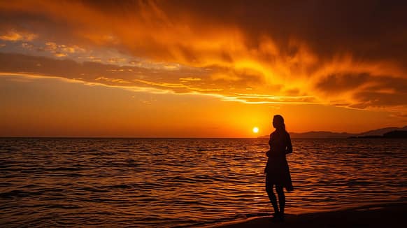 Sonnenuntergang am Strand von Belek mit goldener Abendstimmung und ruhiger Atmosphäre